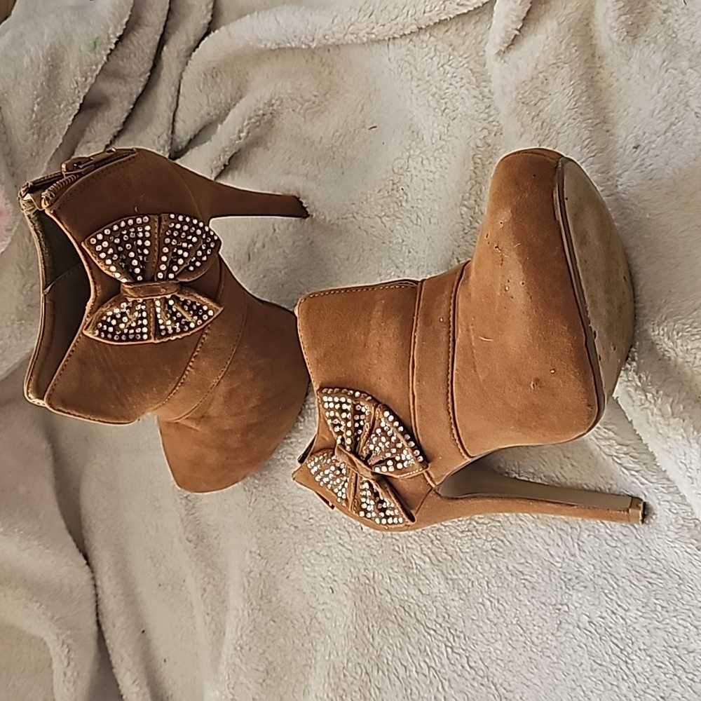 5.5 tan booties